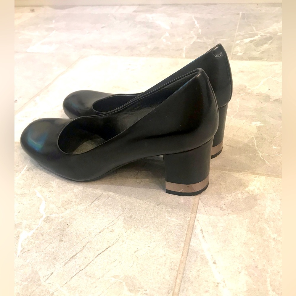 Nine West black pump shoes. 6.5M. Closet staple.
